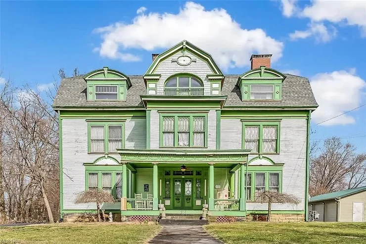 Ohio Mansion: Step Inside This 18-Room Ohio Mansion Featured on HGTV’s ‘If These Walls Could Talk’ – Listed at $349,000