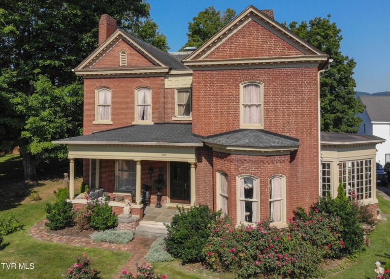 The King House: 1814-1816 Oldest Residence | $399,000