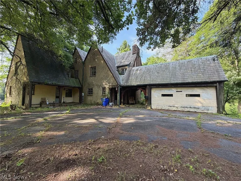 A Stately 1929 Residence Waiting for Someone to Bring It Back