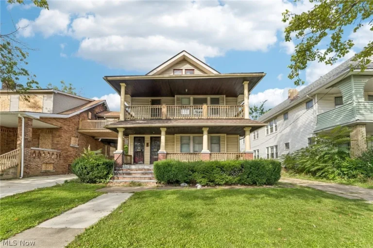 1925 Duplex Offers 3,517 Square Feet for $100,000