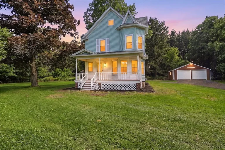 A 1902 Colonial on More Than an Acre Is Asking $149,900