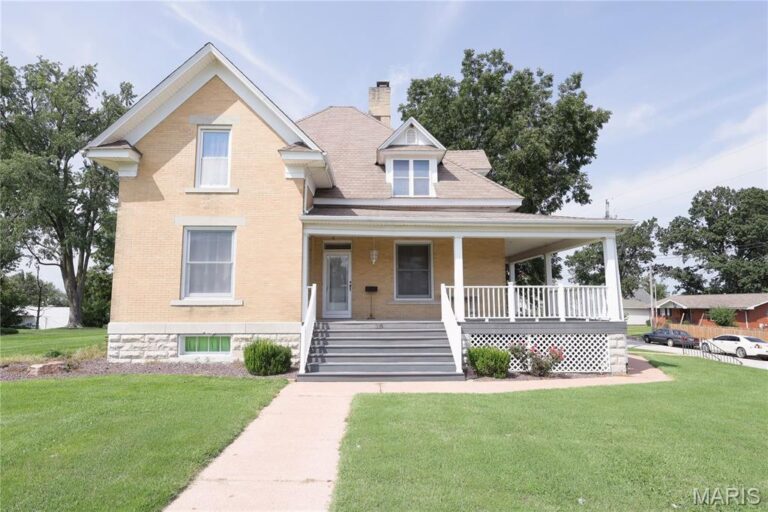 In-Town Acreage: 1914 Historic Landmark | $335,000