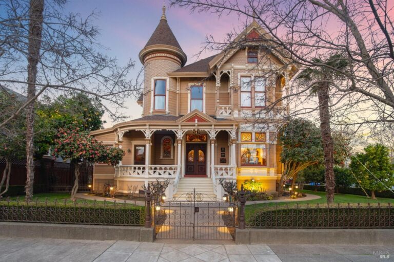 Victorian: 25 Stained Glass Windows, Woodwork, Grand Staircase