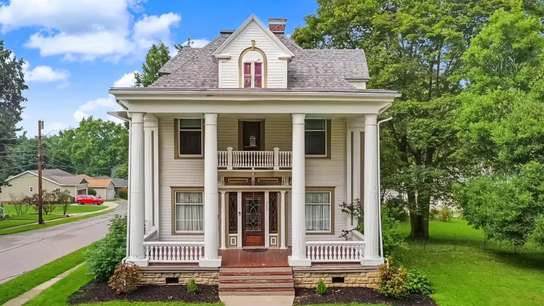 1910 Historic, Natural Woodwork, Sweeping Staircase & 2 Fireplaces