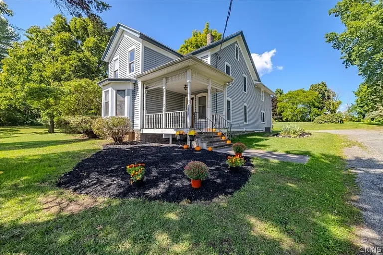 1840 Country, Original Hardwood Floors, Pocket Doors & Built-In Library