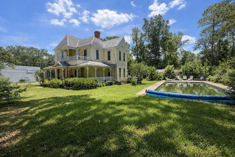 $199,000 for a 1900 Victorian With 12-Foot Ceilings and a Pool