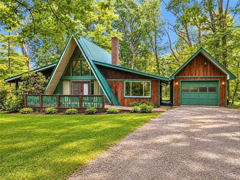 Mid-Century Architectural Flair Meets Woodland Serenity in Pennsylvania